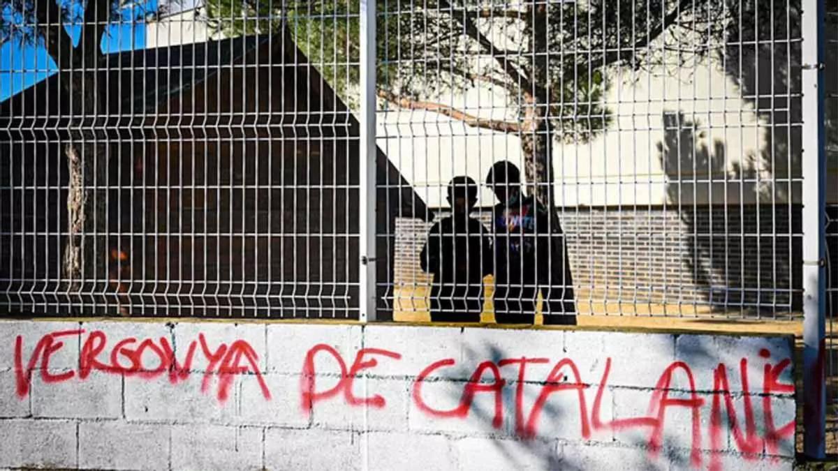 Una pintada contra la familia que pidió castelllano en la escuela de Canet de Mar.