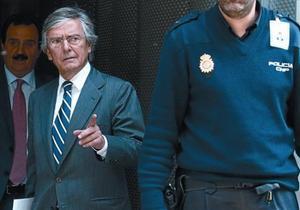 El abogado y exdiputado del PP Jorge Trías abandona la Audiencia Nacional tras prestar declaración, ayer.