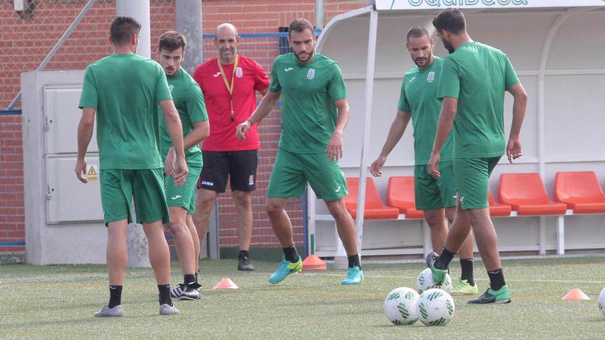 Alberto Monteagudo observa a varios de sus jugadores durante un entrenamiento.