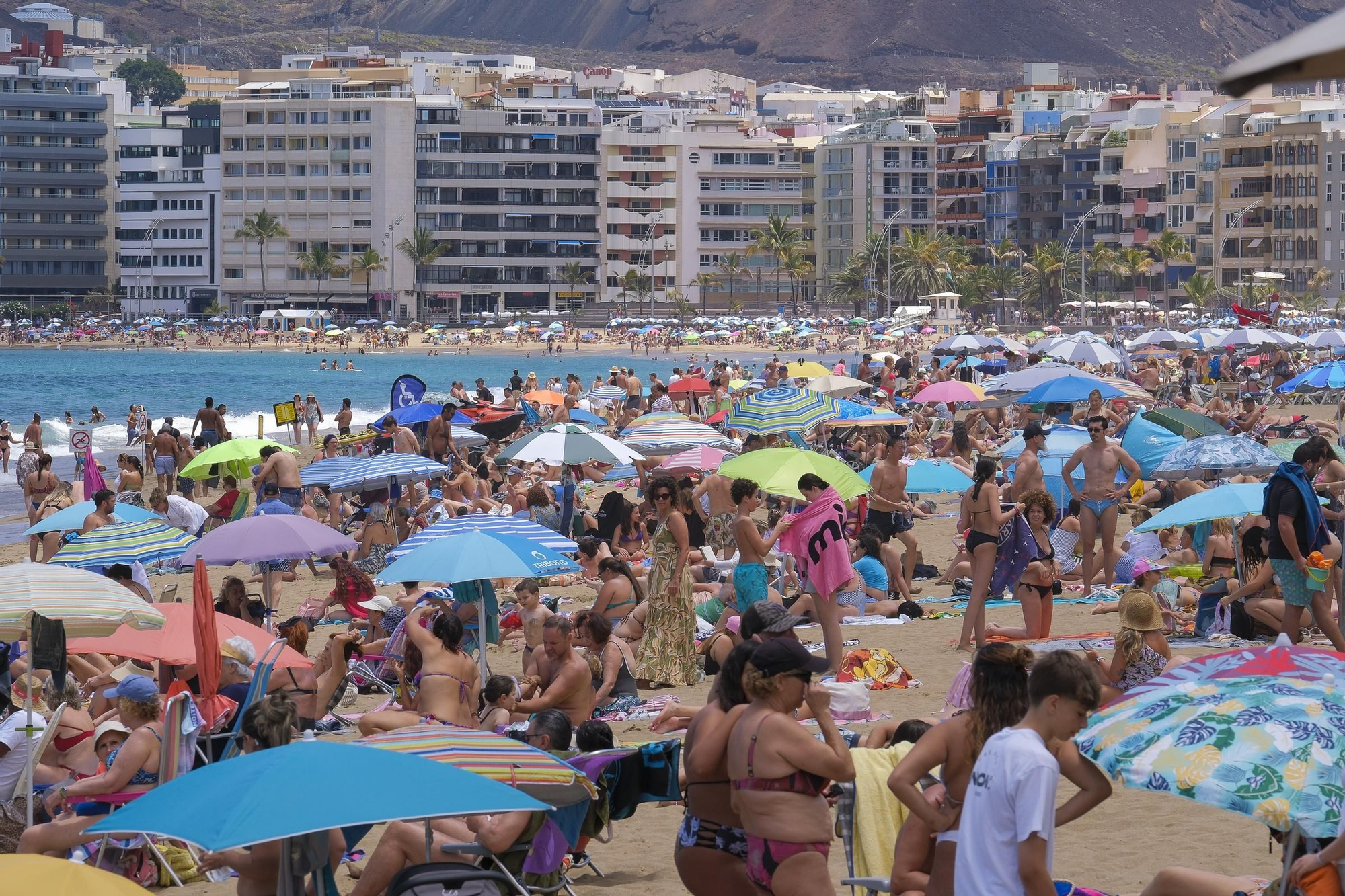 La Playa de Las Canteras se llena por San Juan