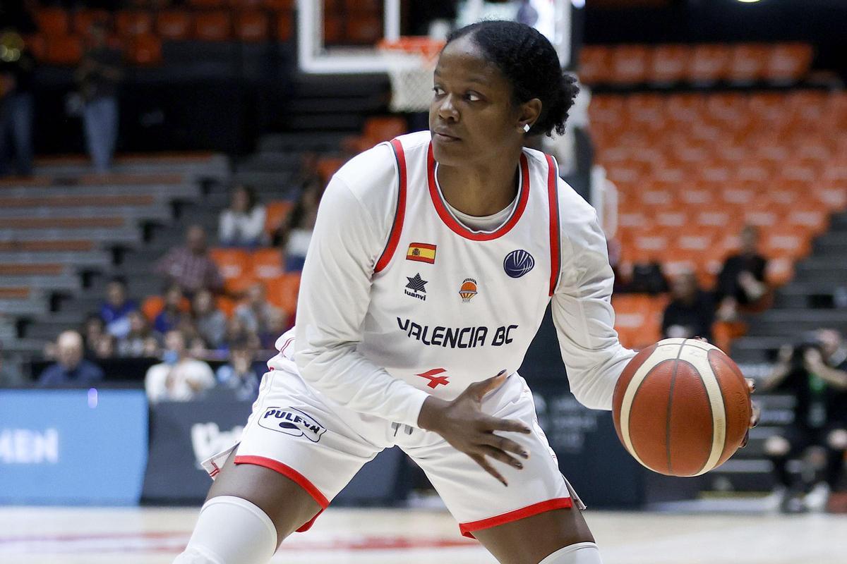 Nadia Fingall, durante un partido con el Valencia Basket.