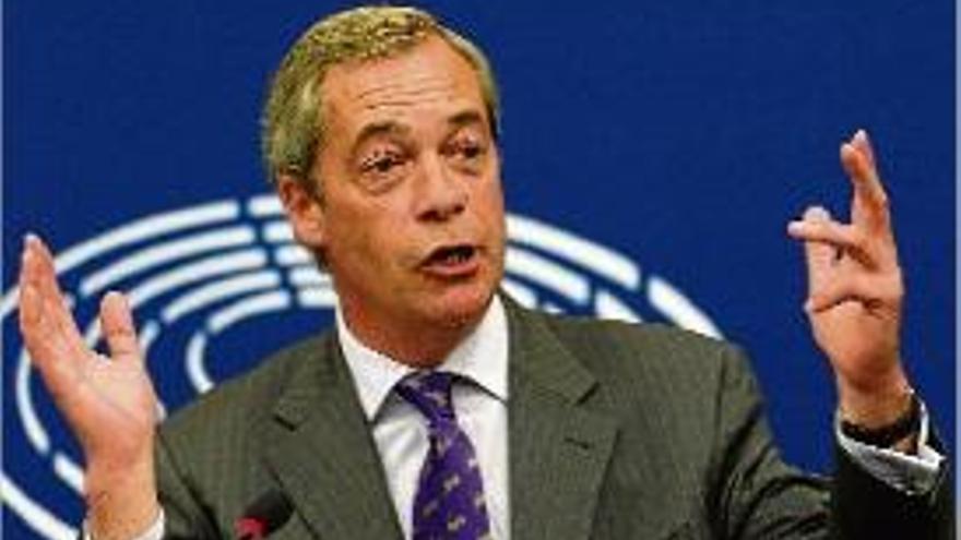 L&#039;eurodiputat Nigel Farage, atenent els mitjans en una roda de premsa.