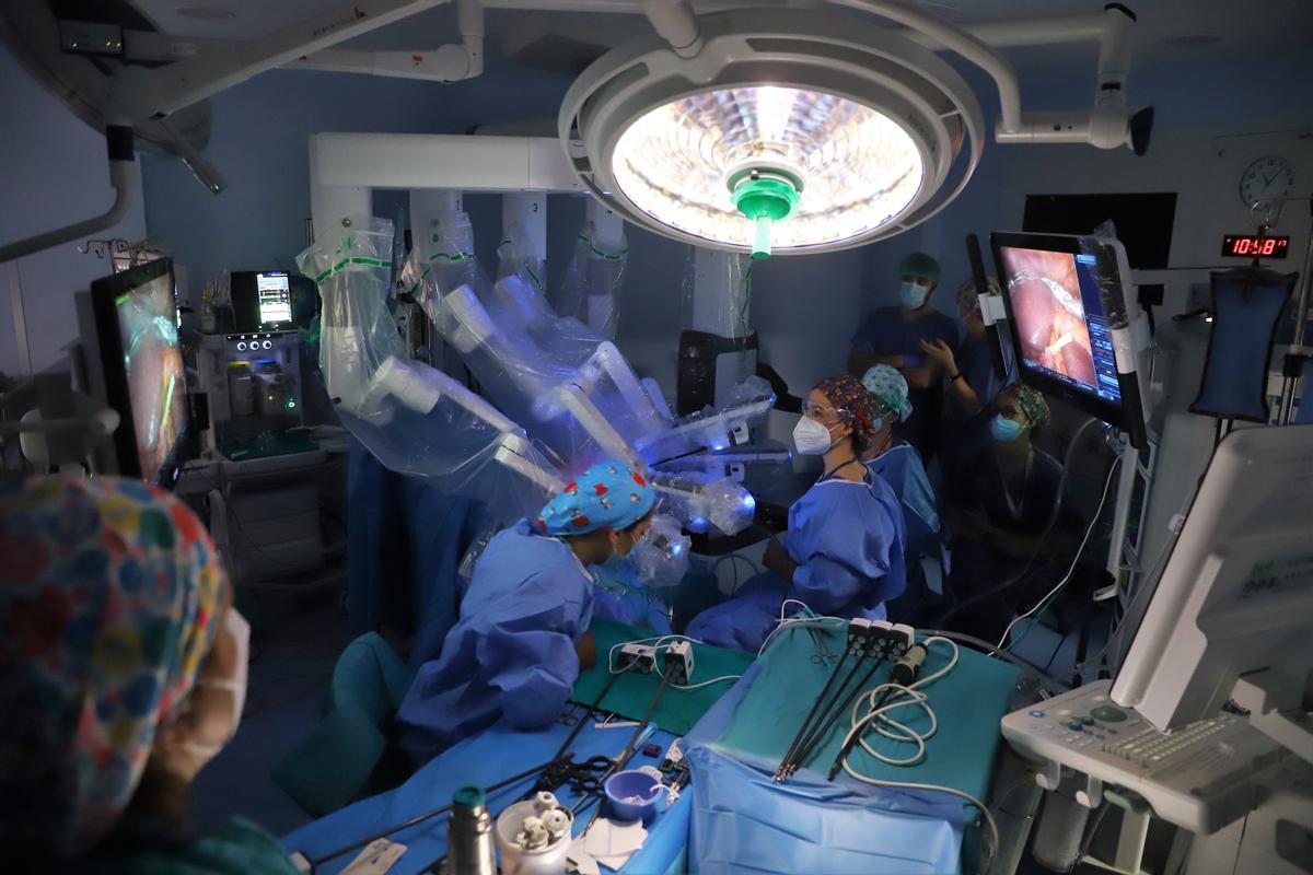Preparación de una operación de cirugía robótica de la especialidad de Cirugía General y Digestiva.