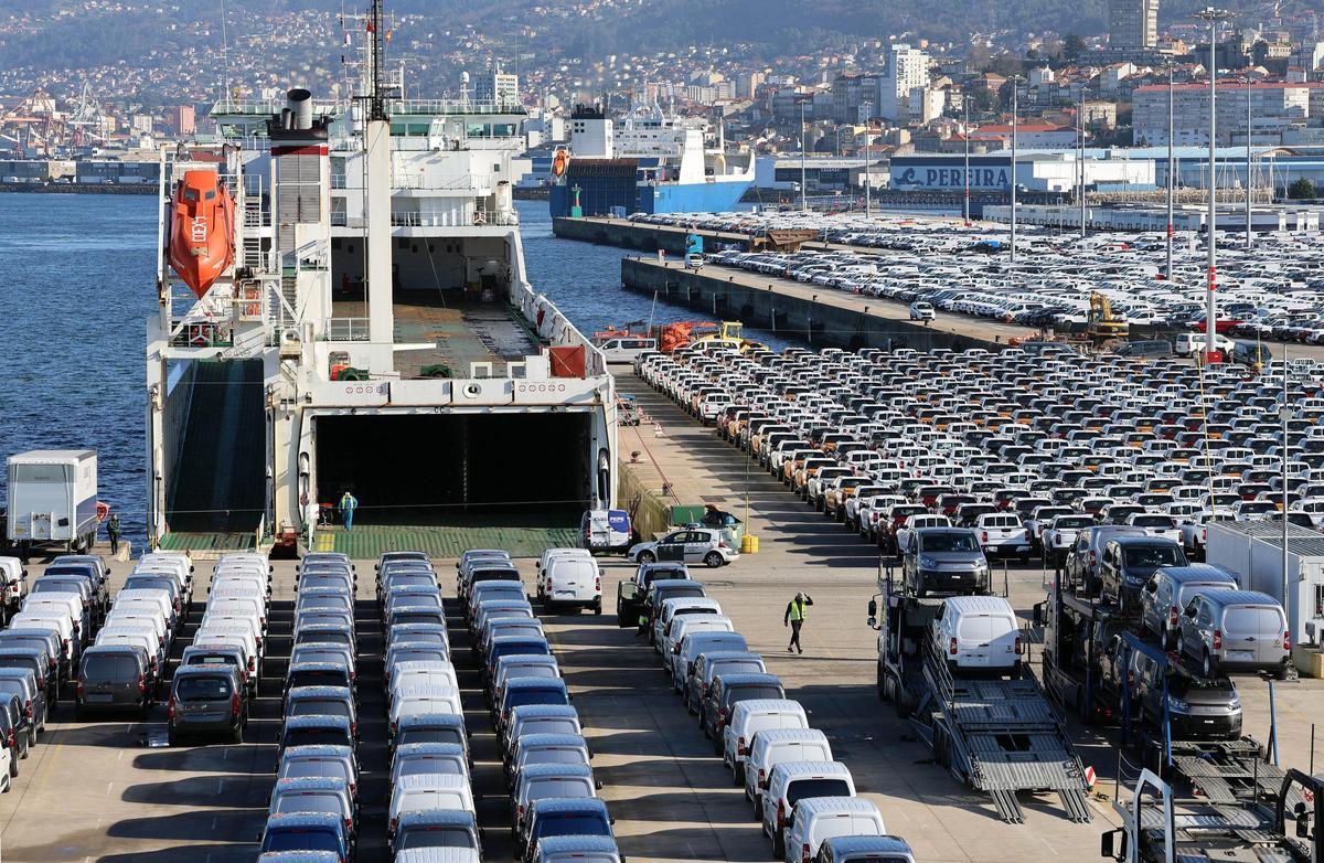 Embarque de vehículos en la terminal de Bouzas.