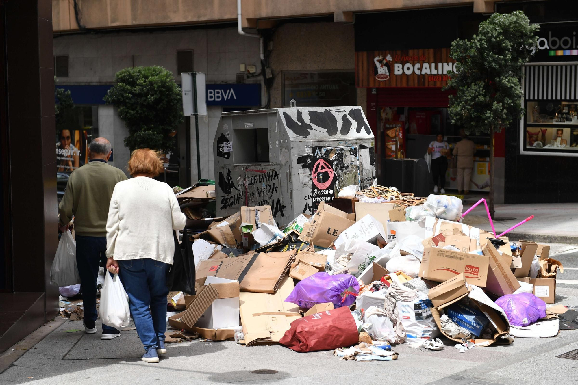 Los trabajadores de la recogida de basura en A Coruña anuncian una huelga indefinida desde el 1 de agosto