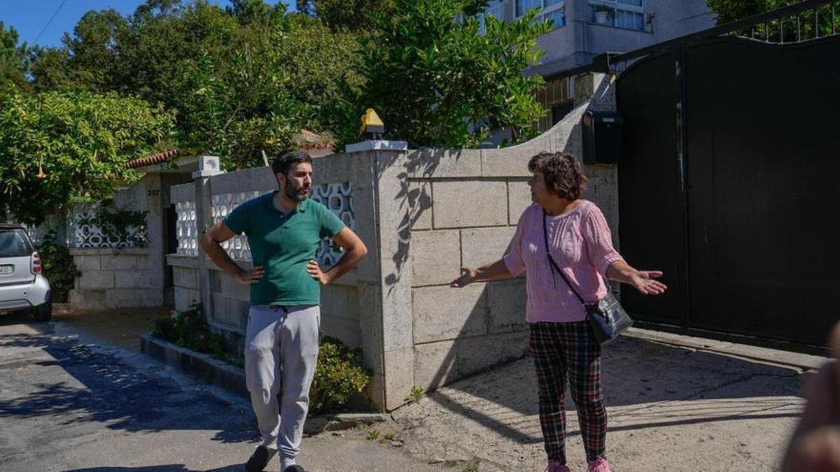 Familiares de la joven a las puertas de la vivienda donde sucedieron los hechos, en Valladares.