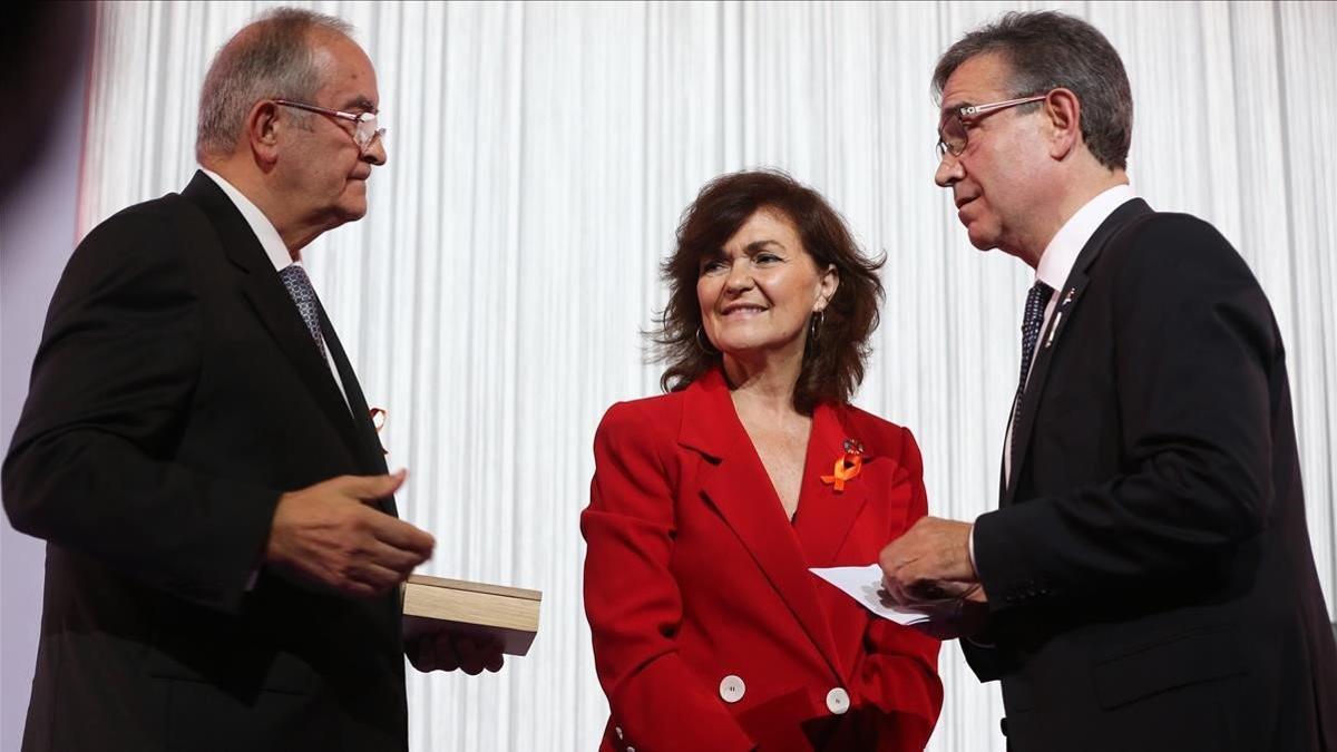 El empresario Pere Relats, recibe la medalla de honor de los premios &quot;Pimes&quot; 2018 de la mano de la vicepresidenta del Gobierno, Carmen Calvo, y del presidente de Pimec, Josep González.