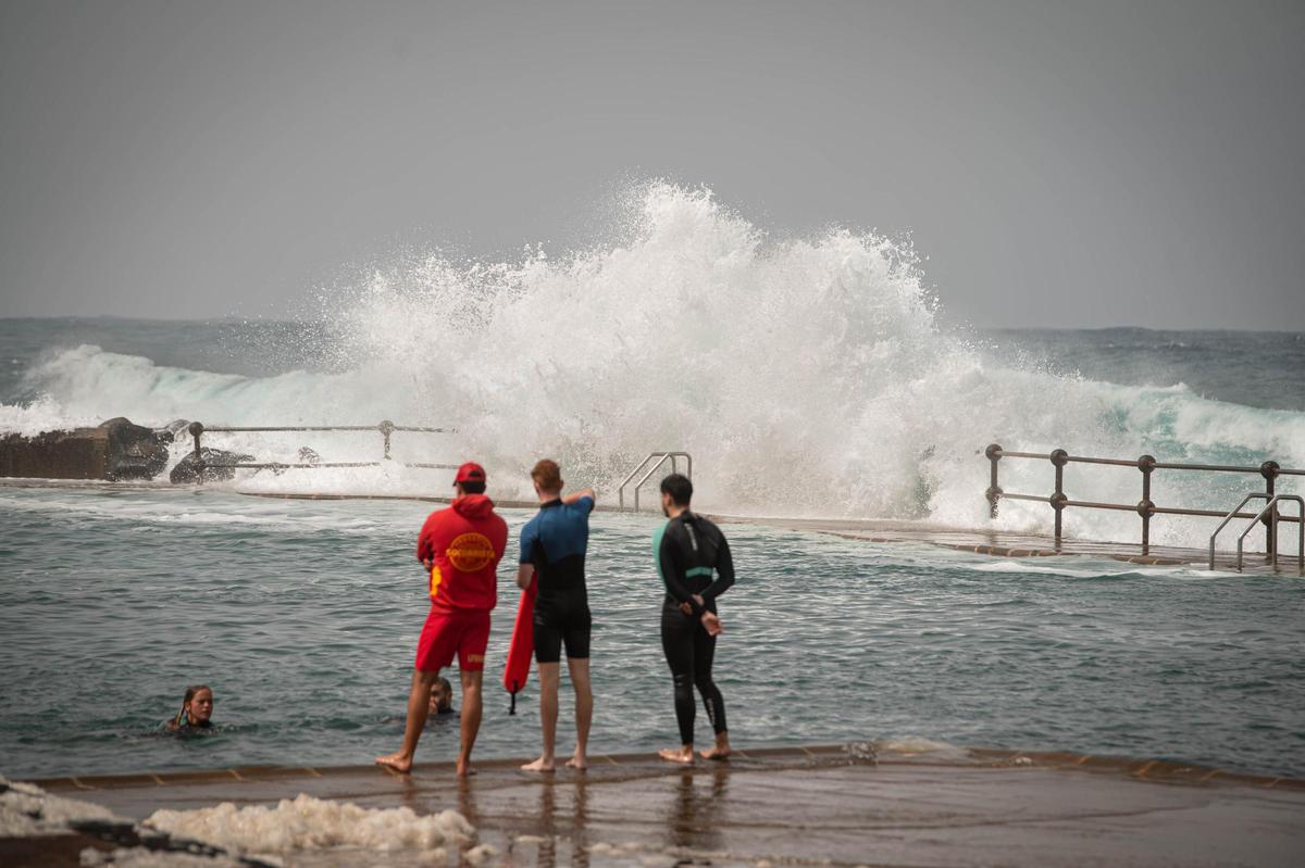 Fuerte oleaje en la costa de Bajamar, en La Laguna.