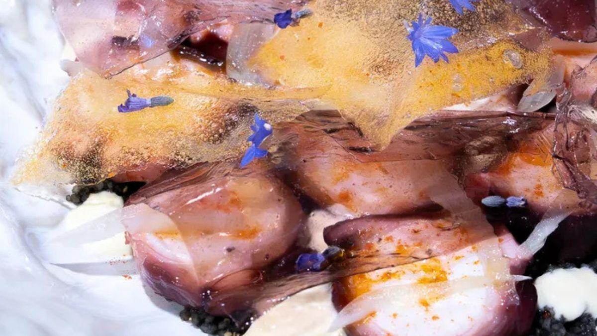 El restaurante del discípulo de Jordi Cruz a una hora de Santiago que recomienda la Guía Michelin: «El mejor producto gallego»