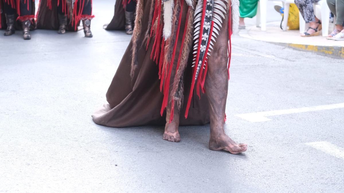 Un festero descalzo durante la Procesión de San Antón para cumplir una promesa.