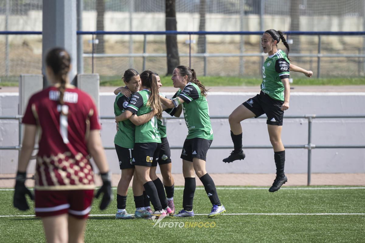 Las futbolistas del Sport celebran el primer gol del partido.