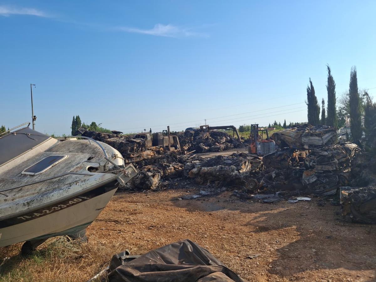 Las imágenes de la destrucción del fuego: así ha quedado la zona del desguace de El Verger devorada por el incendio