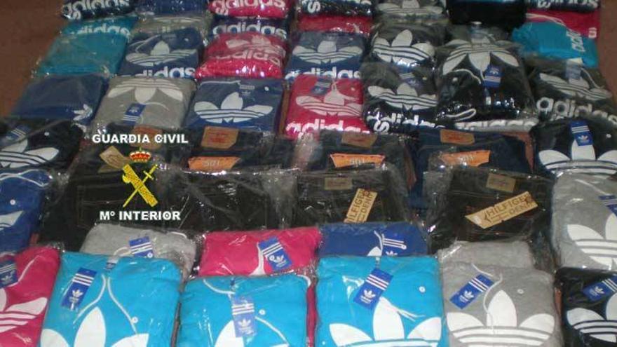 La Guardia Civil detiene a dos personas por vender falsificaciones de prendas de marca en El Batán