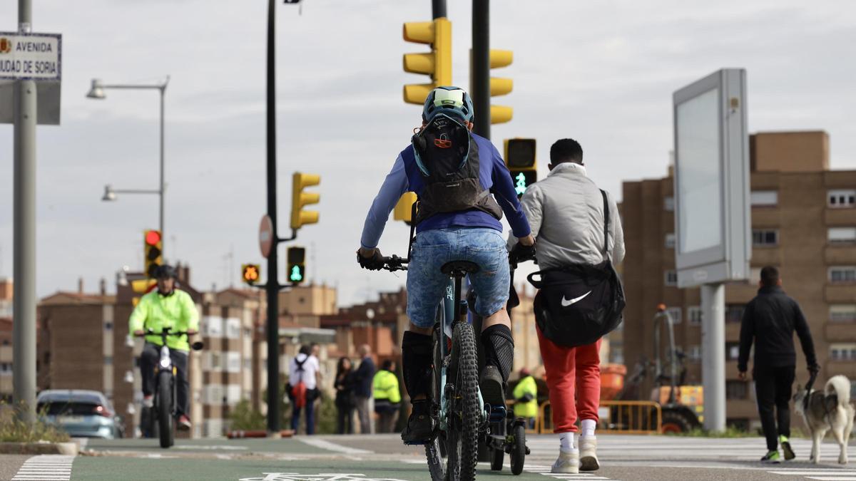 Varios ciclistas, este lunes, en el nuevo carril bici de Zaragoza.