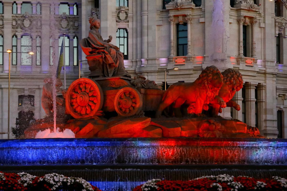 Madrid ilumina la Cibeles con los colores de la bandera del Reino Unido