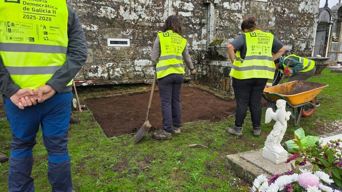 Labore de exhumacion de la fosa documentada en Luou