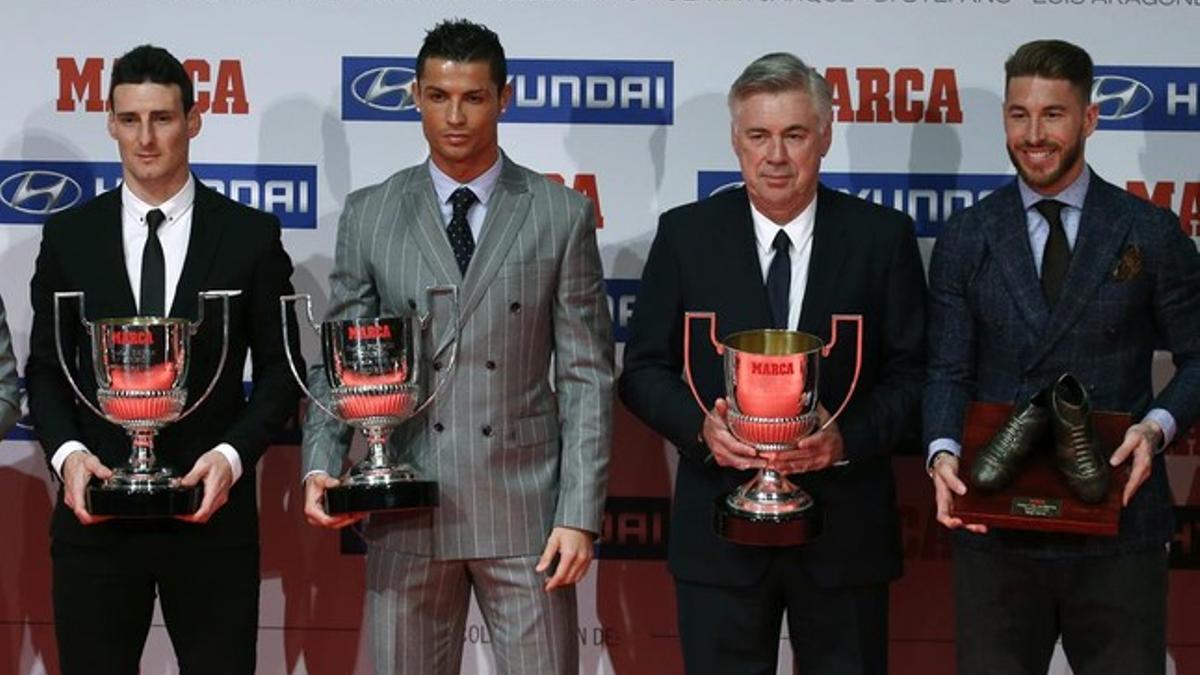Ronaldo, acompañado por Aduriz, Ancelotti y Ramos tras la entrega de los premios Marca de la temporada pasada