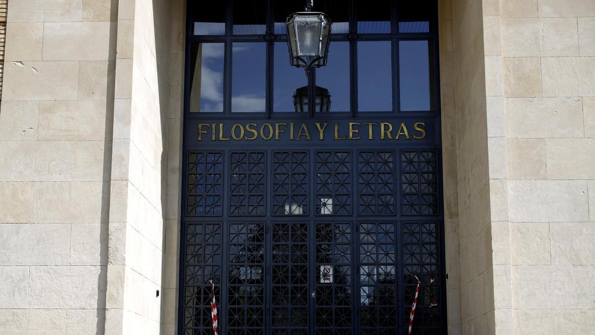 Fachada de la facultad de Filosofía y Letras de la Universidad de Zaragoza.