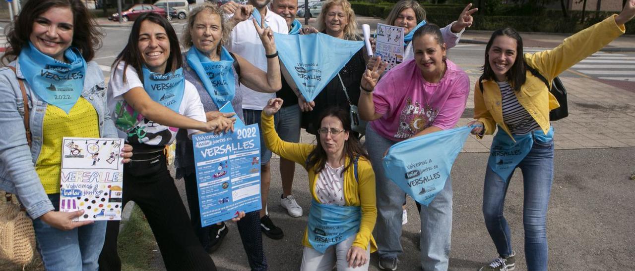 Aida Vázquez y Yolanda Alonso, durante la presentación de las fiestas, con parte de la comisión de festejos. | María Fuentes