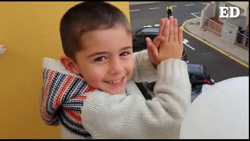 Coronavirus: La Policía Local de Santa Cruz felicitan a Hugo por su 'cumple'