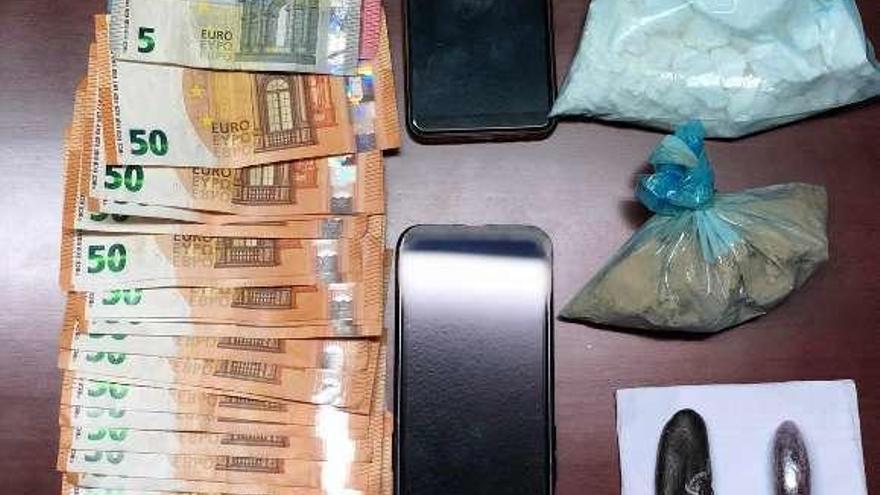 Dinero y sustancias intervenidos por los agentes. // Guardia Civil