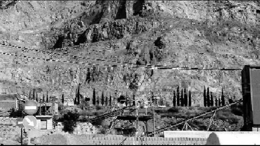 Aspecto de una de las canteras sin restaurar en la Sierra de Redován, en una imagen captada ayer