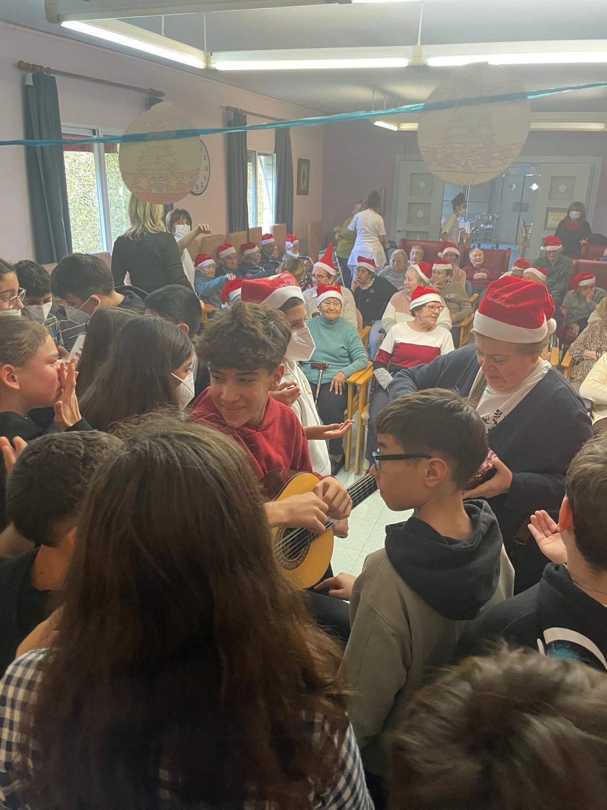 Villancicos y emoción en la residencia San Roque con alumnado del IES Cierzo de La Muela
