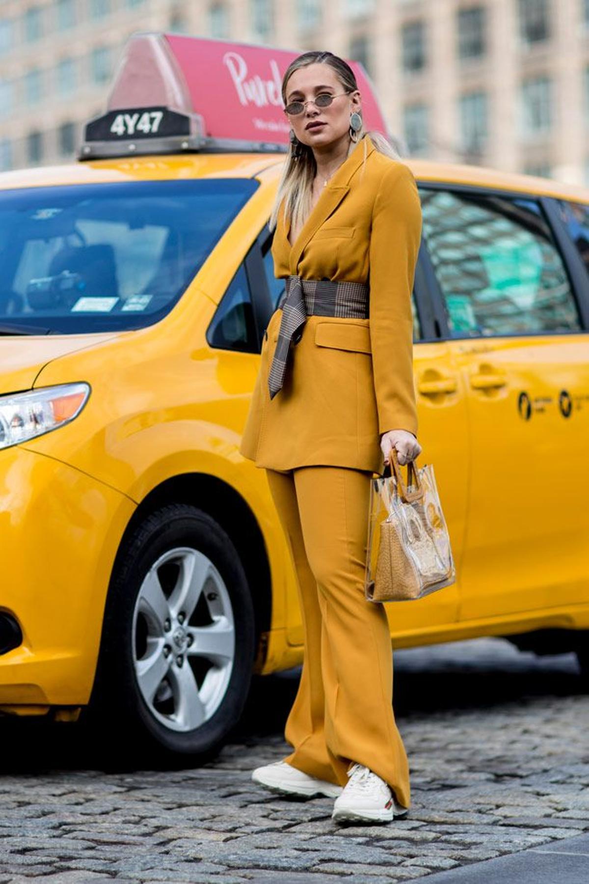 Looks con cinturón en el 'street style': con traje mostaza