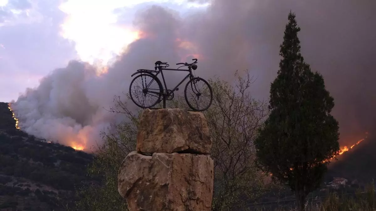 Cinco incendios complican el interior de Castellón y obligan a desalojar masías y confinar un municipio