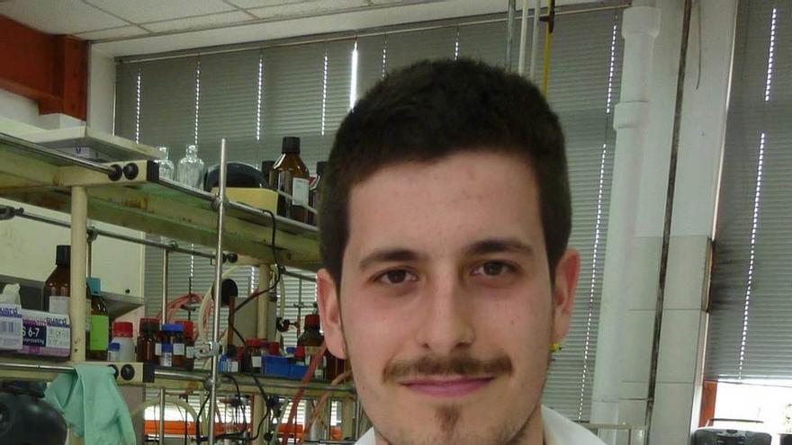 Enol López, en un laboratorio de la Facultad de Química de Oviedo.