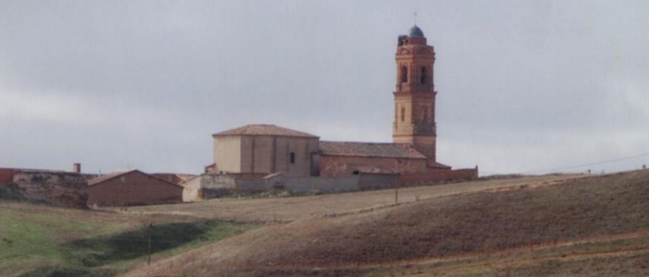 Vista de la iglesia y calles de Castronuevo de los Arcos . | J. S.