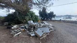 Restos de un barco forman un vertedero improvisado en Talamanca