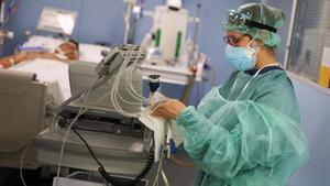 A hospital staff member prepares to treat a patient suffering from the coronavirus disease (COVID-19)  in the Intensive Care Unit (ICU) at the Hospital de Sant Pau  after Catalonia s government imposed new restrictions in an effort to control a COVID-19 third wave  in Barcelona  Spain  January 21  2021  REUTERS Nacho Doce