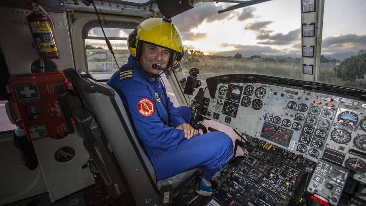 Carlos Navarro en el helicóptero del Consorcio Provincial de Bomberos tras regresar de trabajar en la Vall d’Ebo.