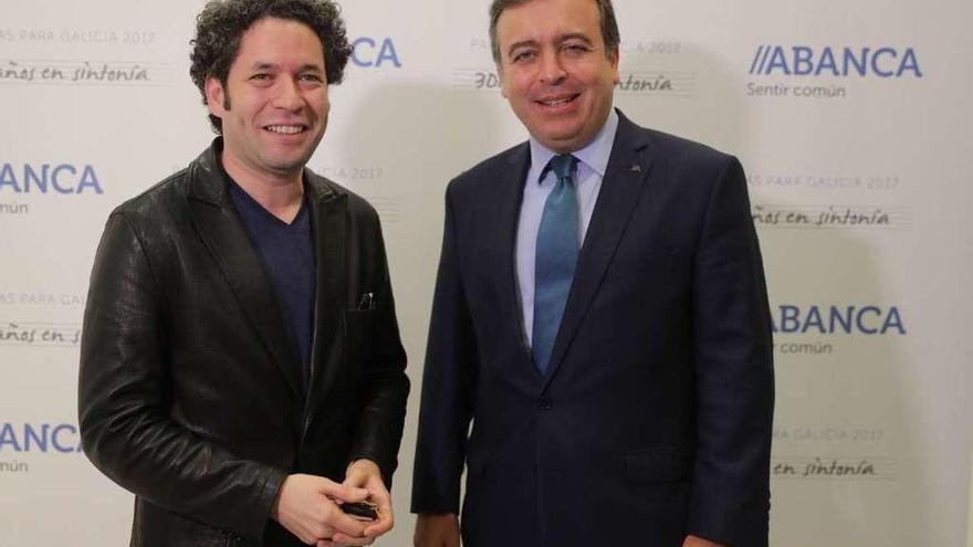 Gustavo Dudamel y Francisco Botas, ayer, en Santiago. // Óscar Corral