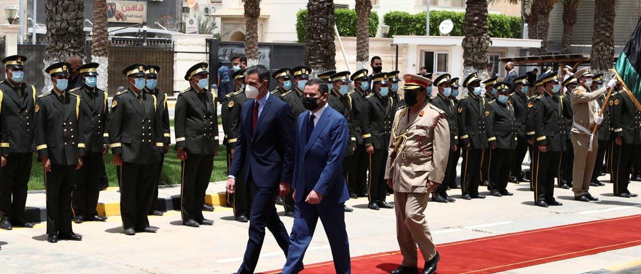 El presidente del Gobierno, Pedro Sánchez, con el primer ministro de Libia, Abdelhamid Dbeibah.