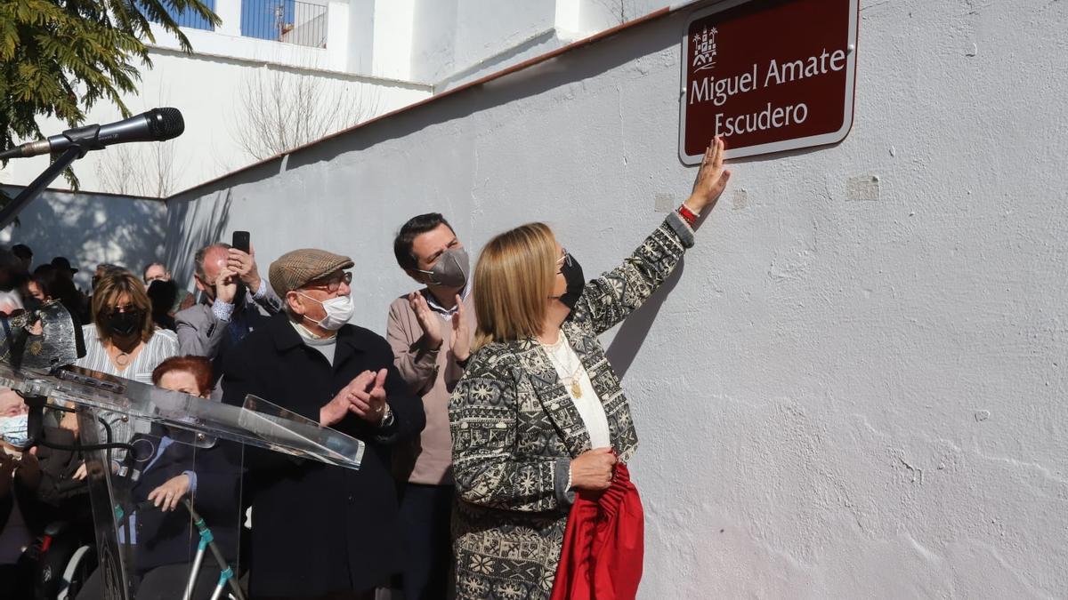 José María Bellido y familiares descubren el rótulo de la calle dedicada a Miguel Amate.