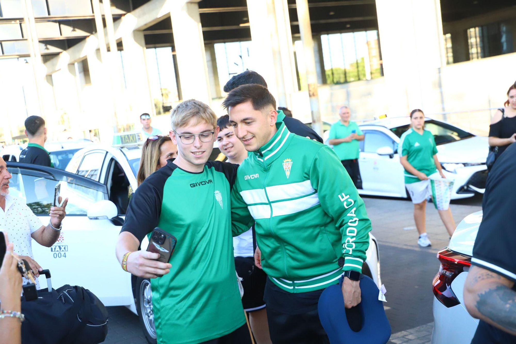 El Córdoba CF vuelve a casa tras el penúltimo paso hacia el ascenso