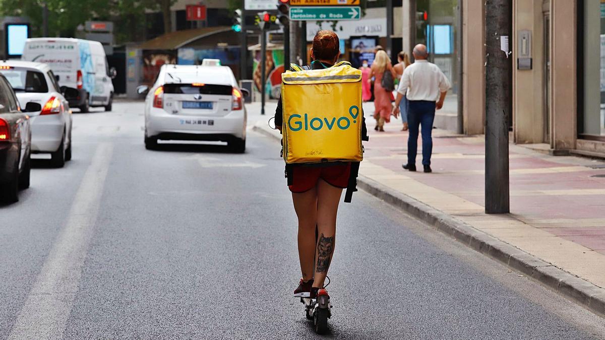 Una mujer repartecomida a domicilio en Murcia.