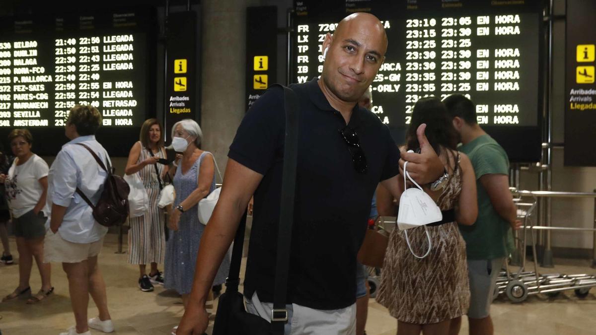 Mehdi Nafti, a su llegada, 
ayer, al aeropuerto de 
Manises.  JM Lopez