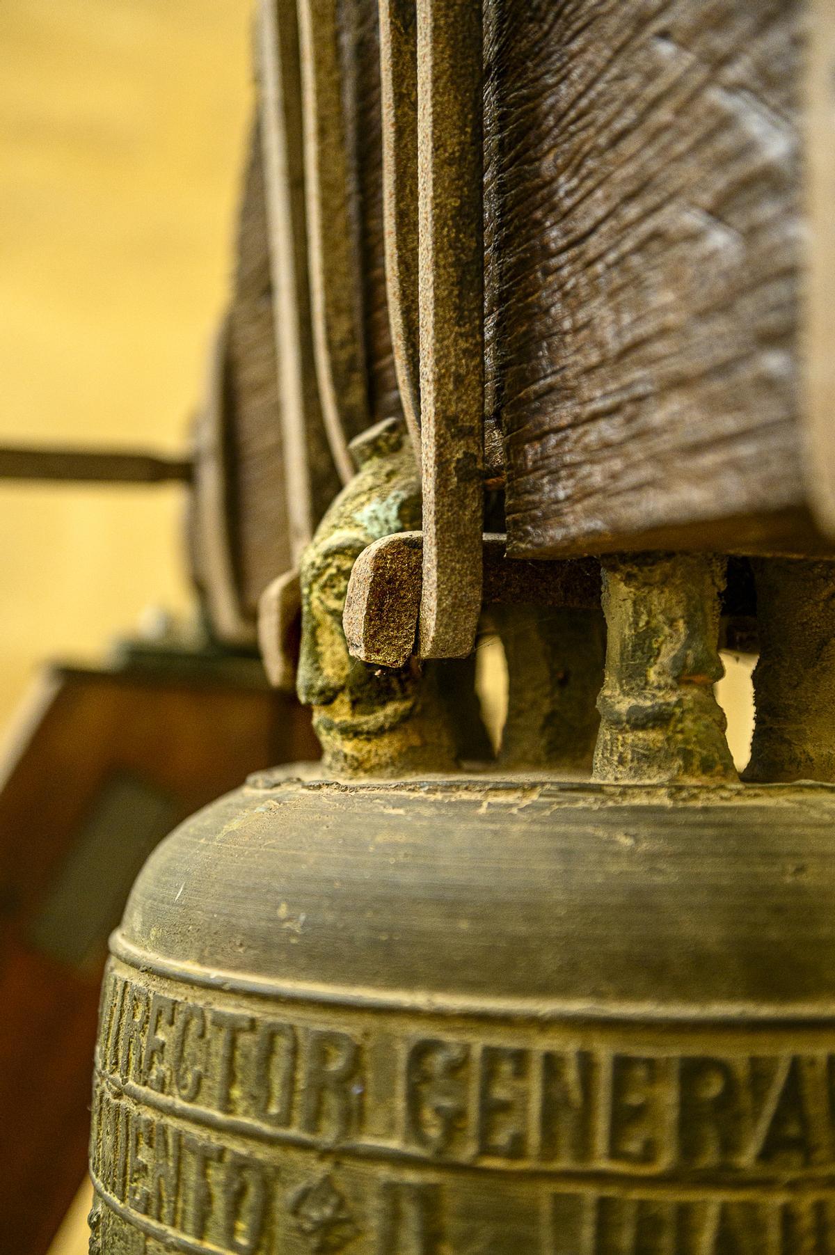 Campana «laica» con la inscripción que hace referencia a cuando San Miguel de los Reyes se convirtió en cárcel tras la desamortizacion del siglo XIX.