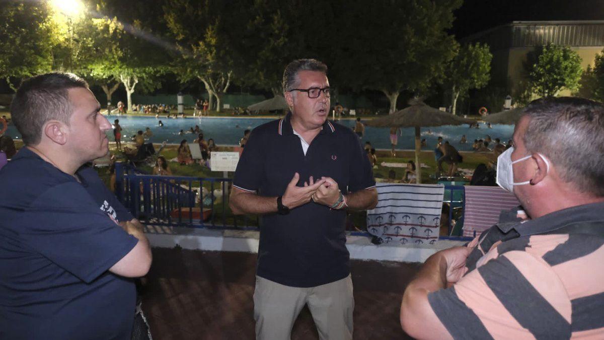 Torrejimeno, durante su visita a las instalaciones de la piscina de la Fuensanta.