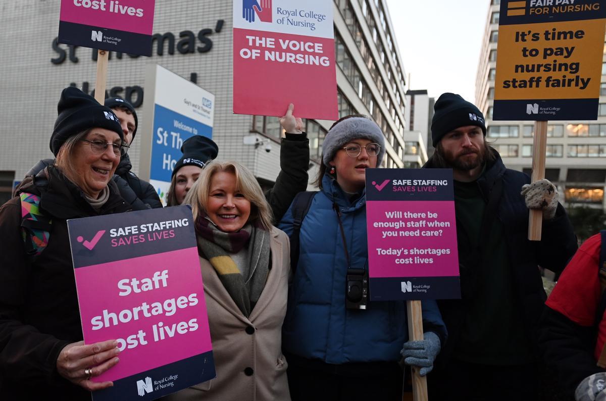 Enfermeras del sistema público de salud británico (NHS, por sus siglas en inglés), protestan frente al Hospital St. Thomas, en Londres.