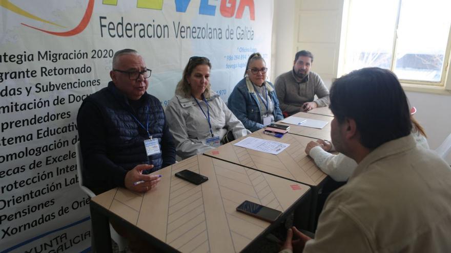 Una sesión de la oficina de información itinerante en el local de Venezolanos de Deza.