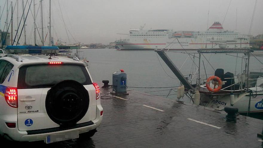 El buque J. J. Sister, esta mañana en el puerto de Málaga, fotografiado desde el punto del dique contra el que coliosonó ayer tarde.