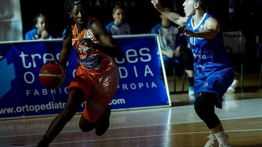 Alisia Jenkins, en un partido con la camiseta naranja.