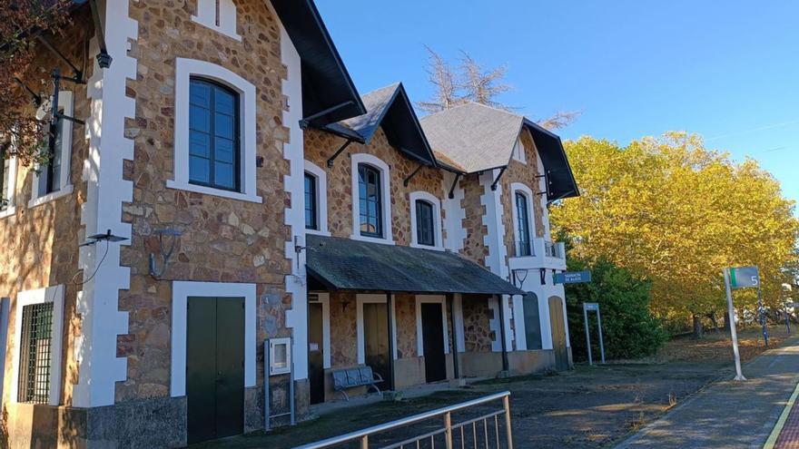 Fachada de la estación ferroviaria de Sarracín al paso de las vías. | Chany Sebastián