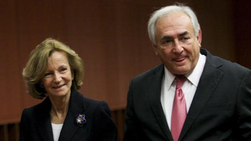 El director del FMI, Dominique Strauss-Kahn, conversa con la ministra de Economía, Elena Salgado.