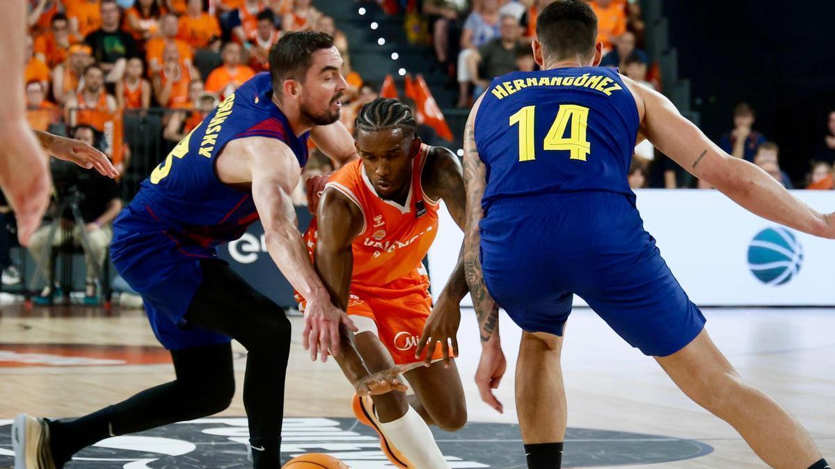 Jean Montero entra entre Willy Hernangómez y Satoransky.