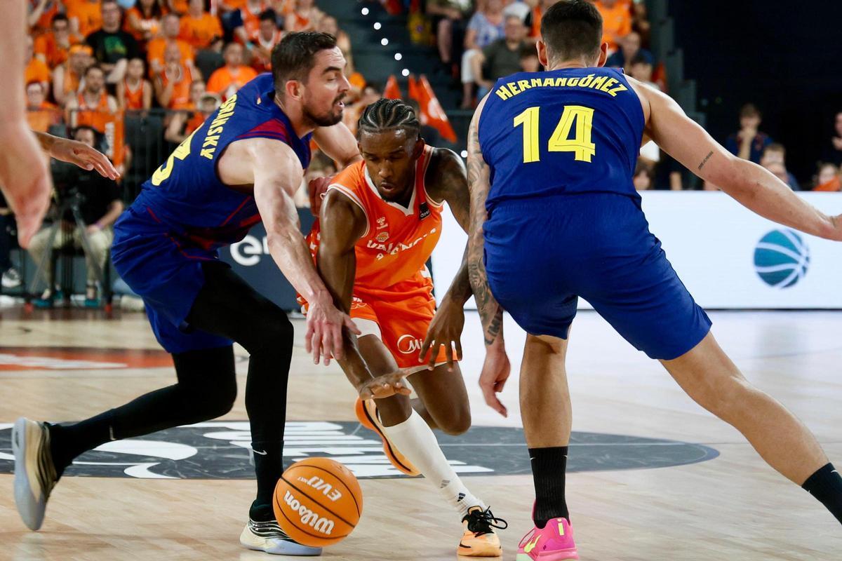 Jean Montero entra entre Willy Hernangómez y Satoransky.